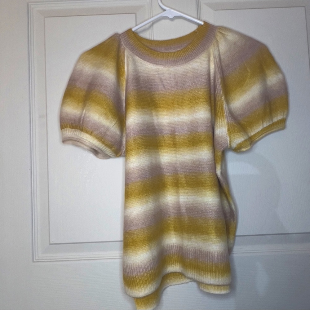 Sold‼️NWT Pop sleeve ombre blouse.